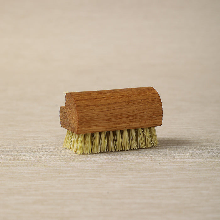 Half round travel nail brush