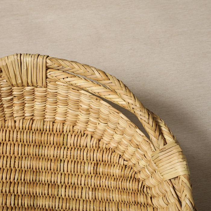 Low round platter basket with twisted edge