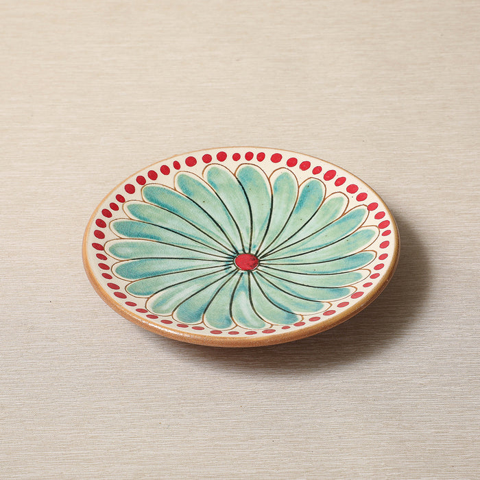 Daisy pattern plate