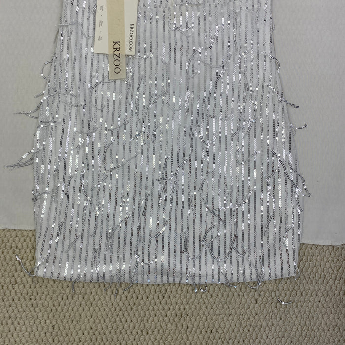Deep V silhouette fringed halter dress with sequins