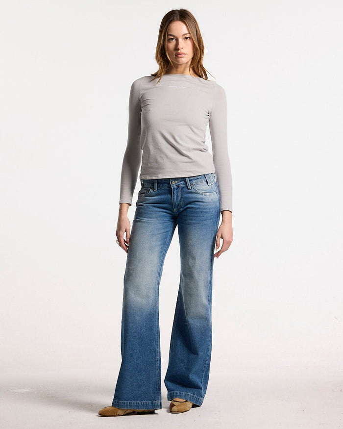 ESSENTIAL LONGSLEEVE TEE GREY - grey women's longsleeve tee, front view on female model - Cold Culture #woman
