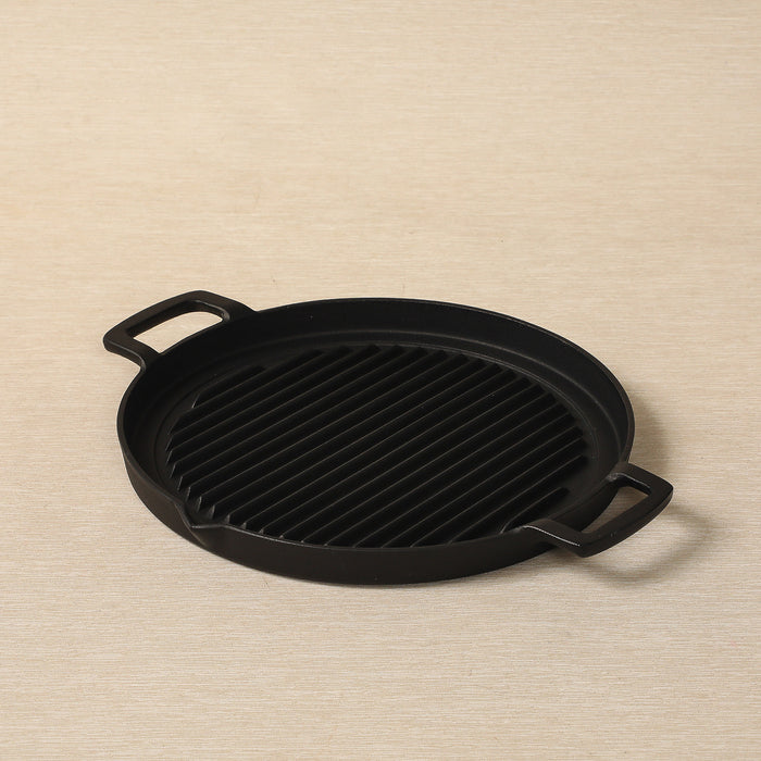 Iwachu round iron grilling pan with spout