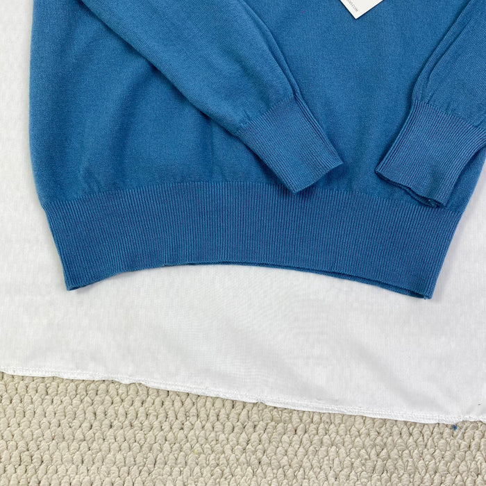 Knitted sweater with round neck and long sleeves
