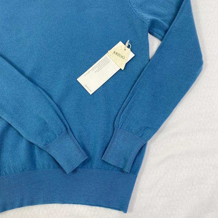 Knitted sweater with round neck and long sleeves