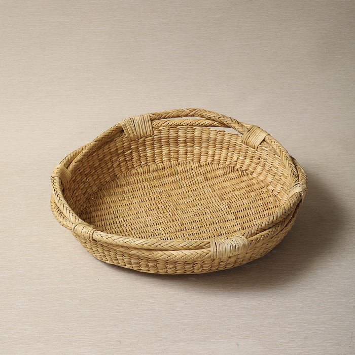 Low round platter basket with twisted edge