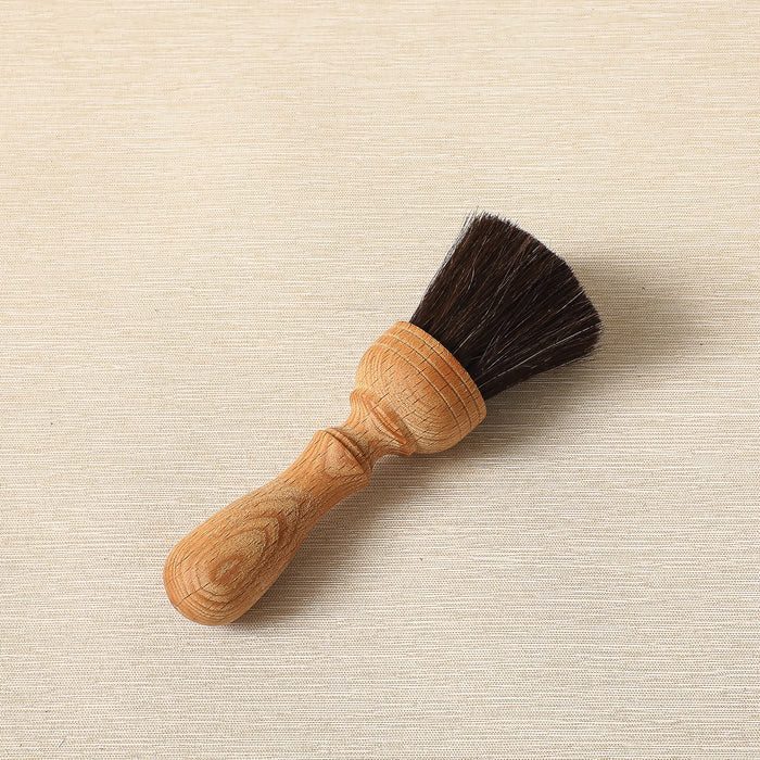 Sensitive dust brush with turned handle