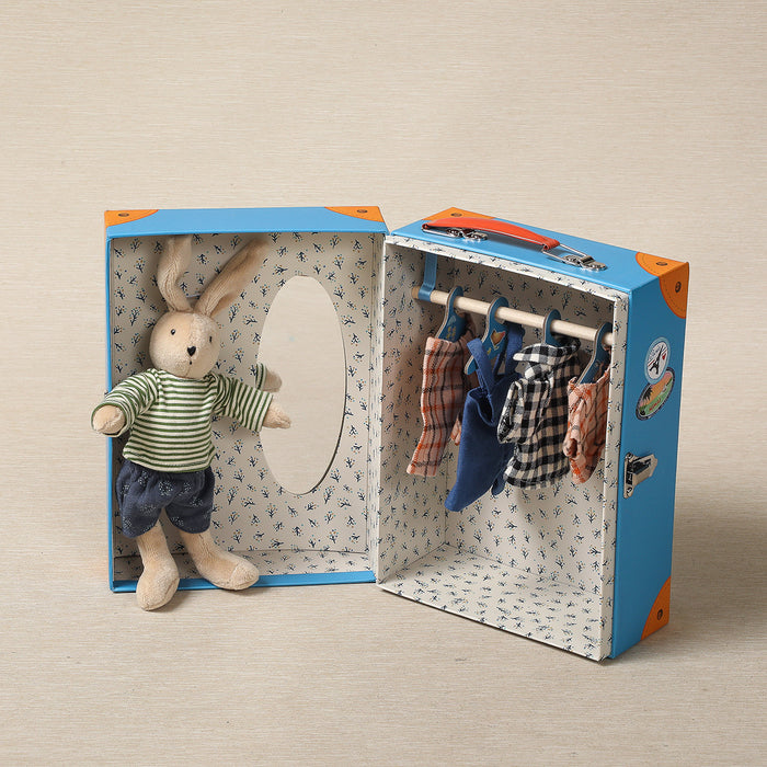 The little suitcase wardrobe of Sylvain