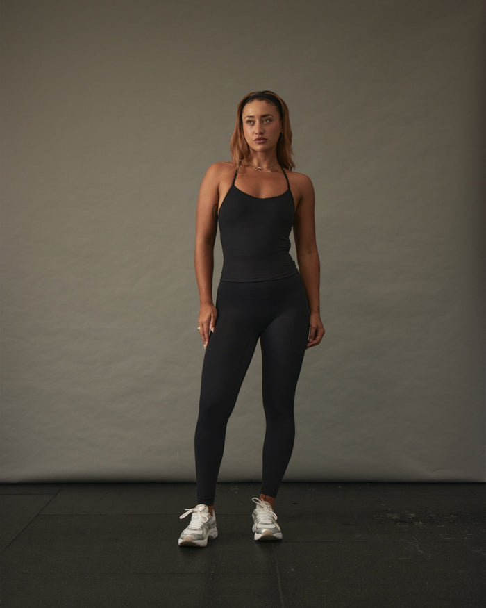 YK Move Cloud Scoop Top | Black