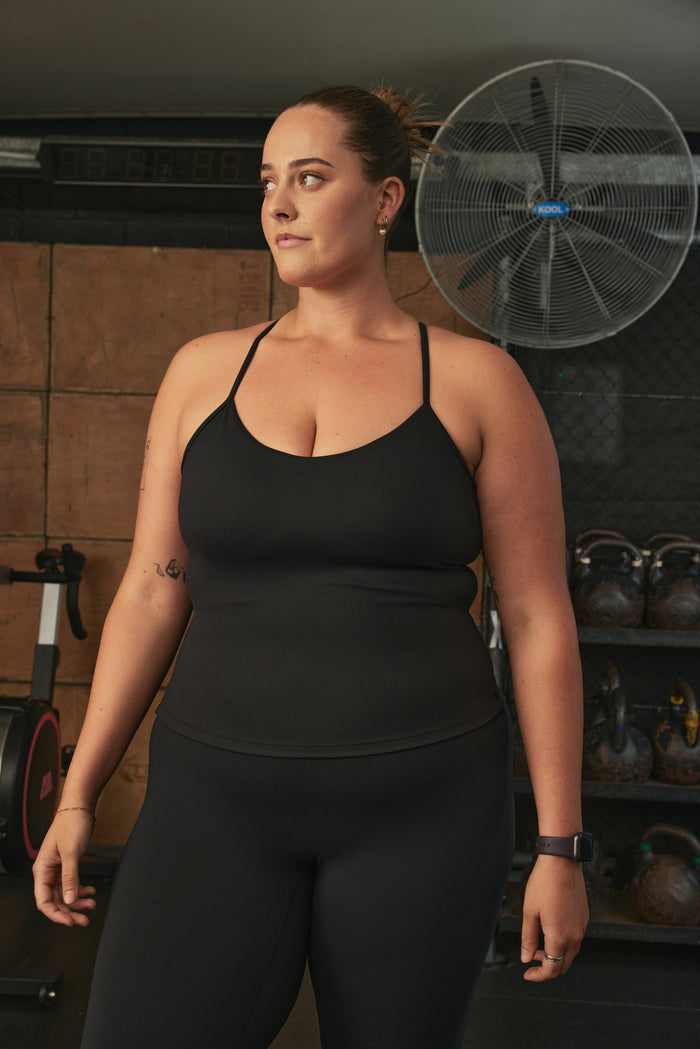 YK Move Cloud Scoop Top | Black